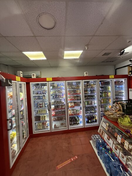 Vand vitrina frigorifica profesionala pentru magazin alimentar